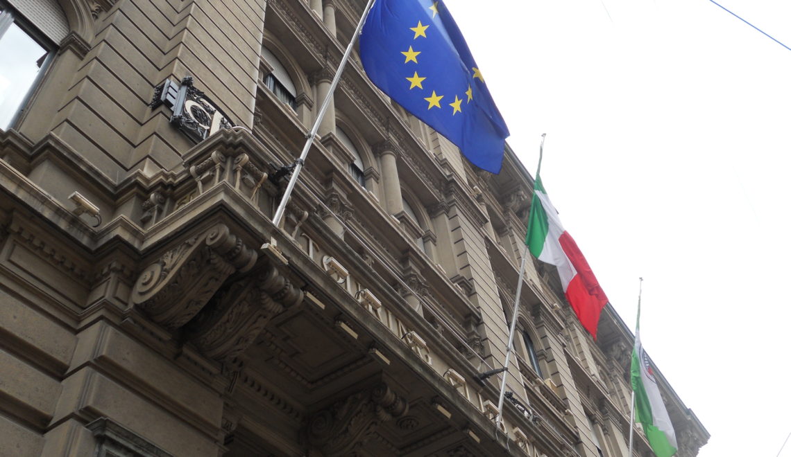 Bandiera dell'Italia e Unione Europea a Milano. Fonte: Wikipedia, utente:https://commons.wikimedia.org/wiki/User:Pava