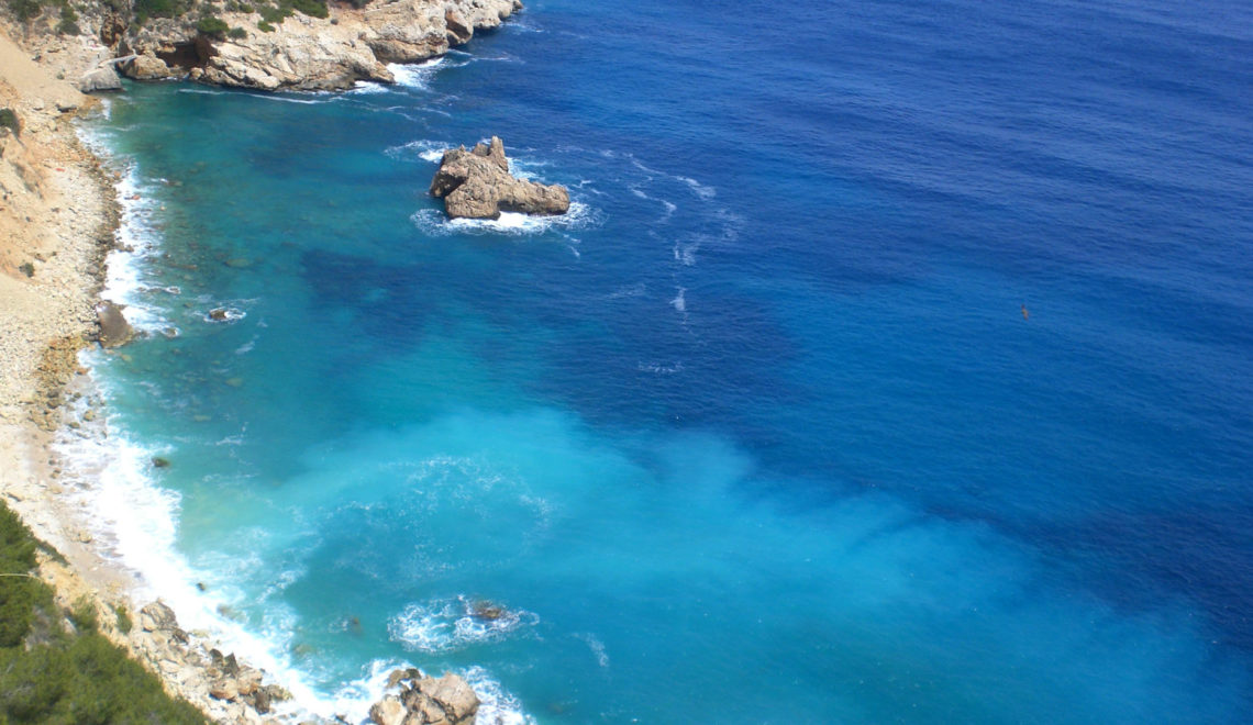 Vista panoramica scogliera di una località balneare nel Mar Mediterraneo