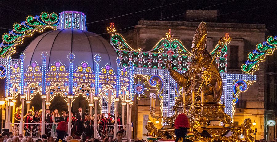 San Cataldo percorre il corso cittadino.