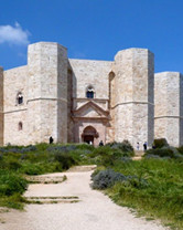 Vista frontale del Castel del Monte. Foto in miniatura.